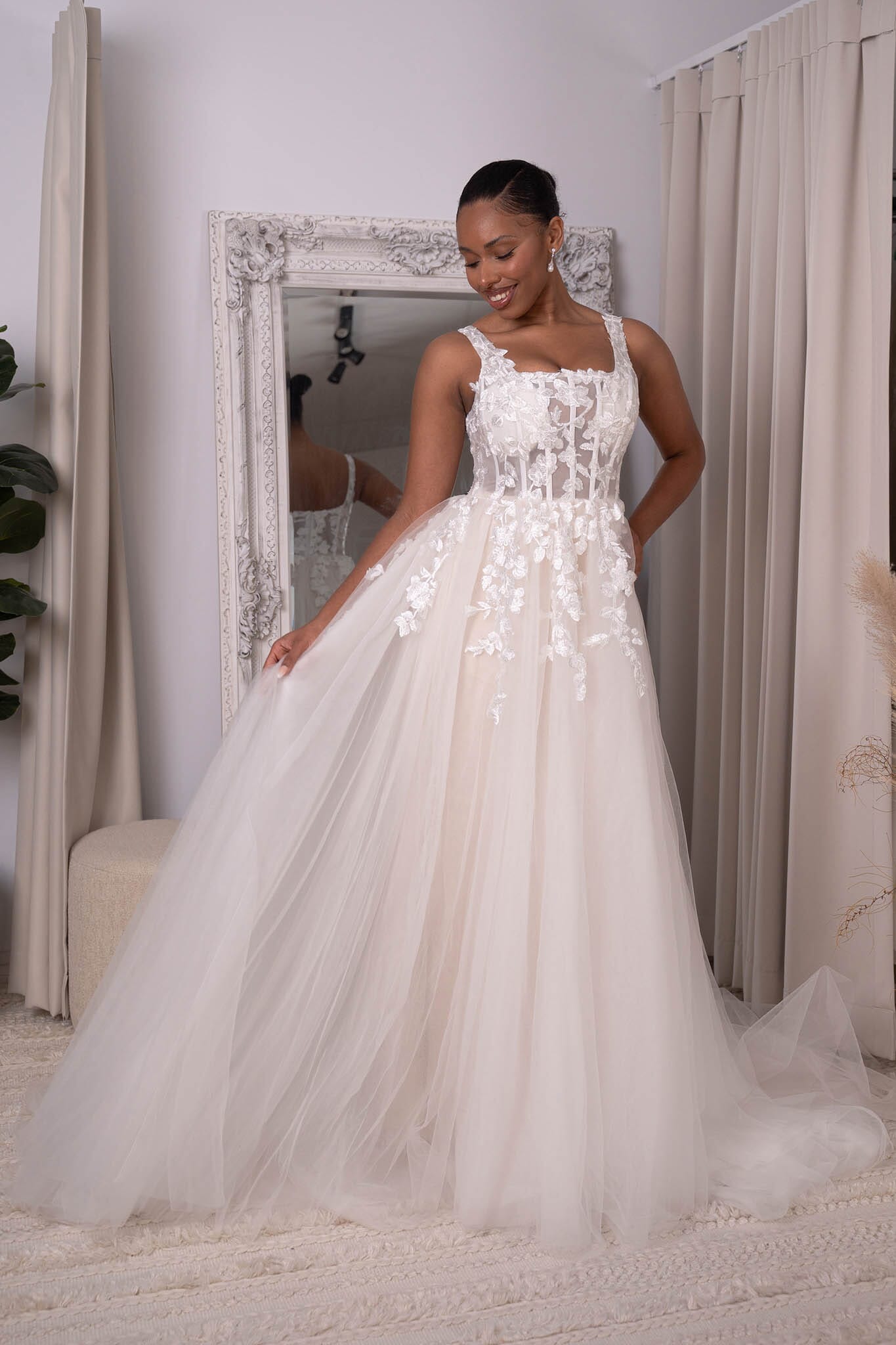 A line clearance skirt wedding dress